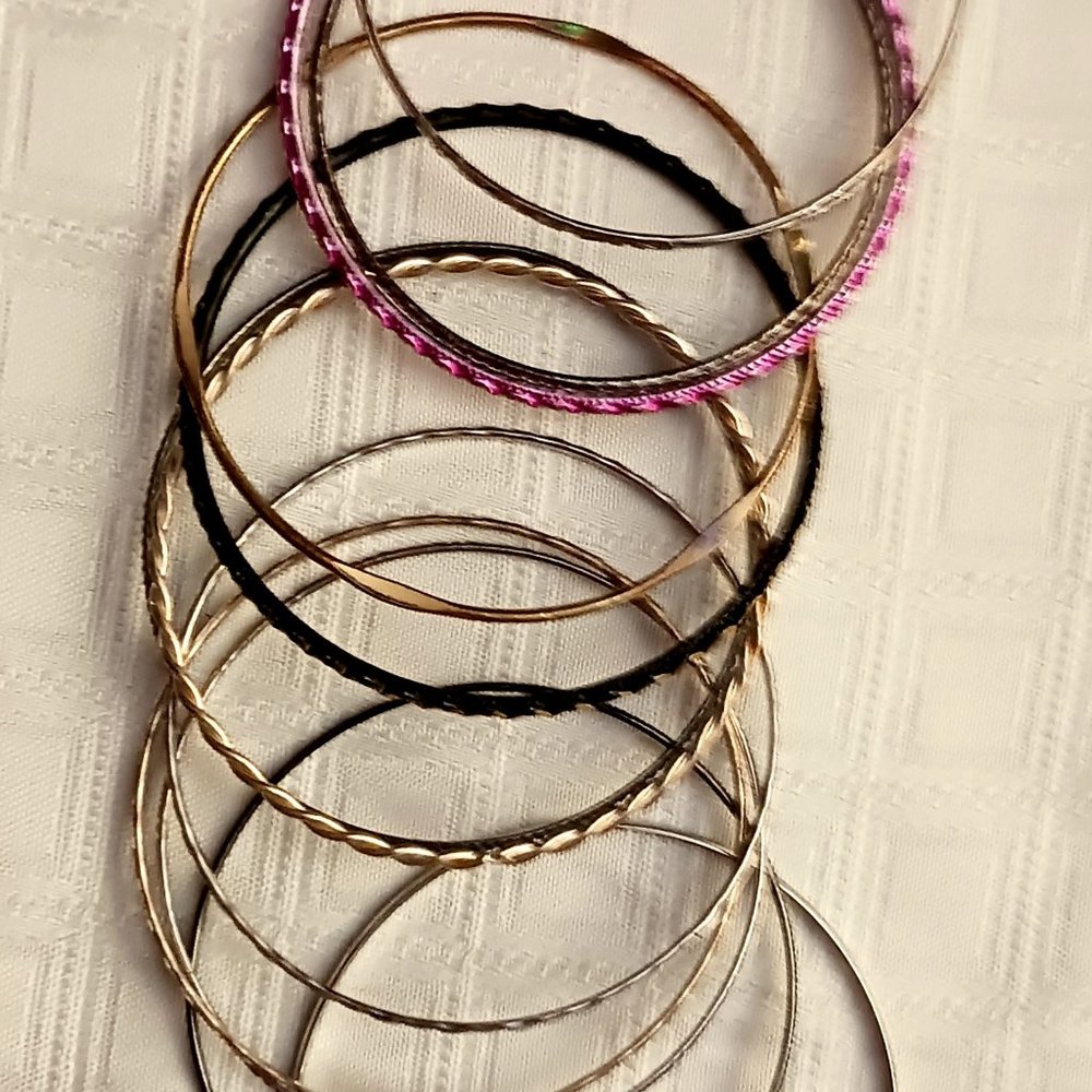 LOT OF FASHION JEWELRY - Picture 6 of 8
